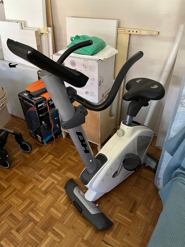 Bicicleta estática BH Nexor Plus blanco y gris 