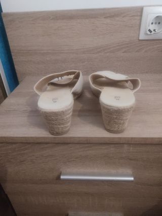 Sandalias cuña beige 