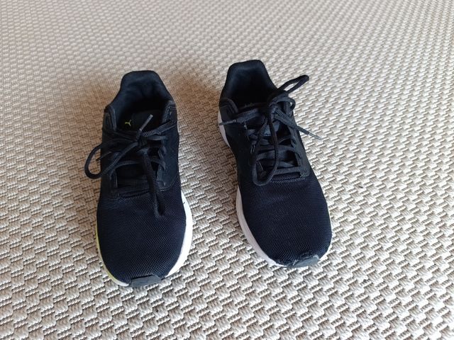 Zapatillas niño - negras con líneas amarillas