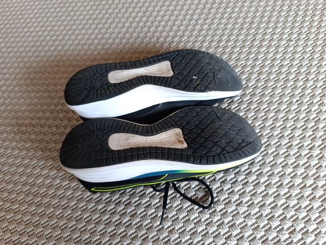 Zapatillas niño - negras con líneas amarillas