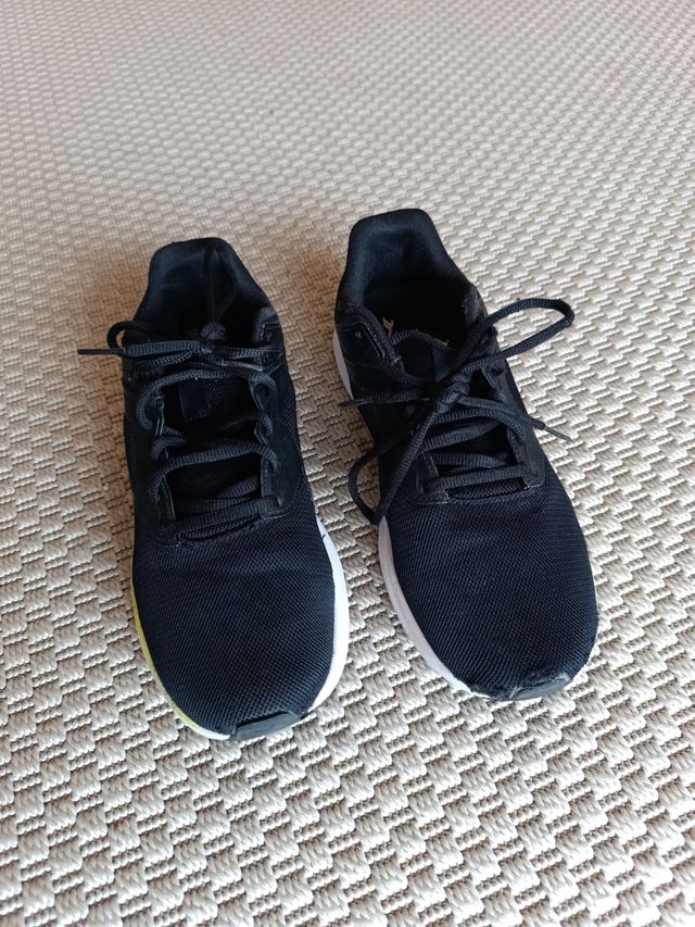 Zapatillas niño - negras con líneas amarillas