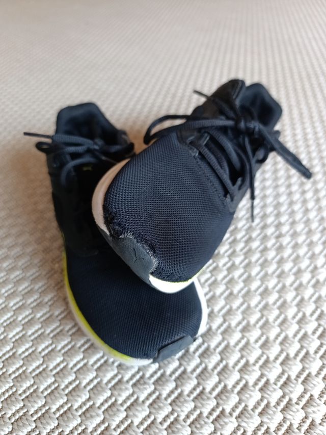 Zapatillas niño - negras con líneas amarillas