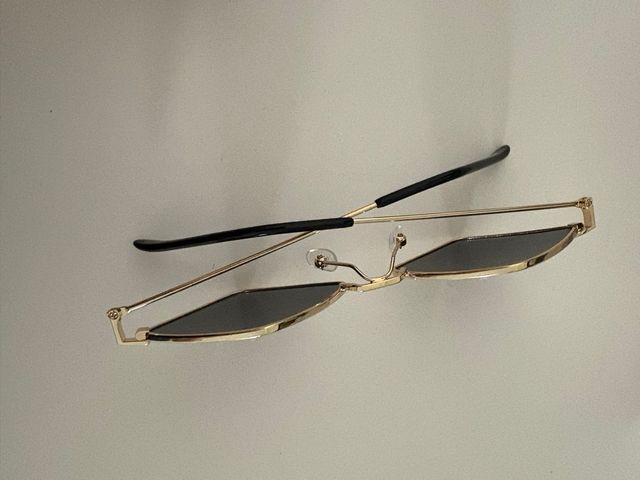 Occhiali da sole a diamante neri e oro