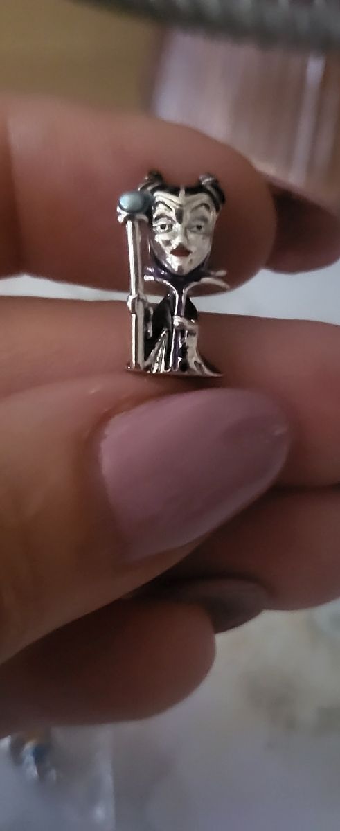 Charm Maléfica plata ,el bastón brilla en la oscur