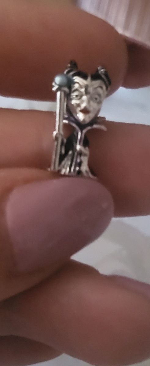 Charm Maléfica plata ,el bastón brilla en la oscur