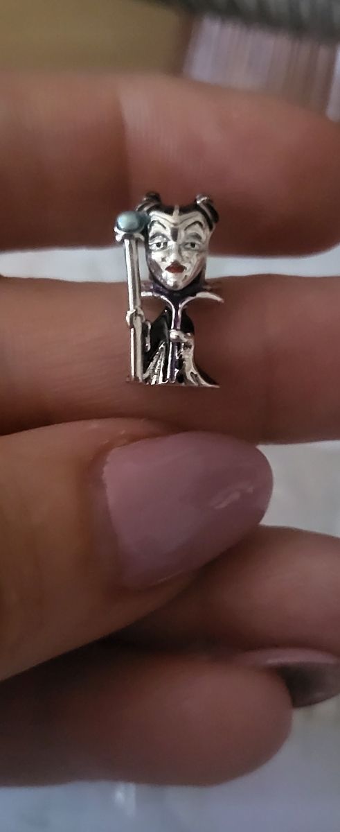 Charm Maléfica plata ,el bastón brilla en la oscur