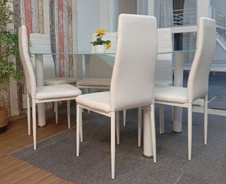 Mesa cristal + 6 sillas Blancas. Cómodas. OFERTA!