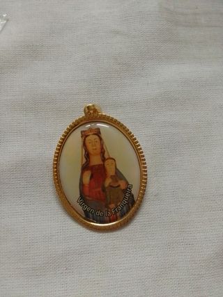 Medalla Virgen de la Franqueira dorada