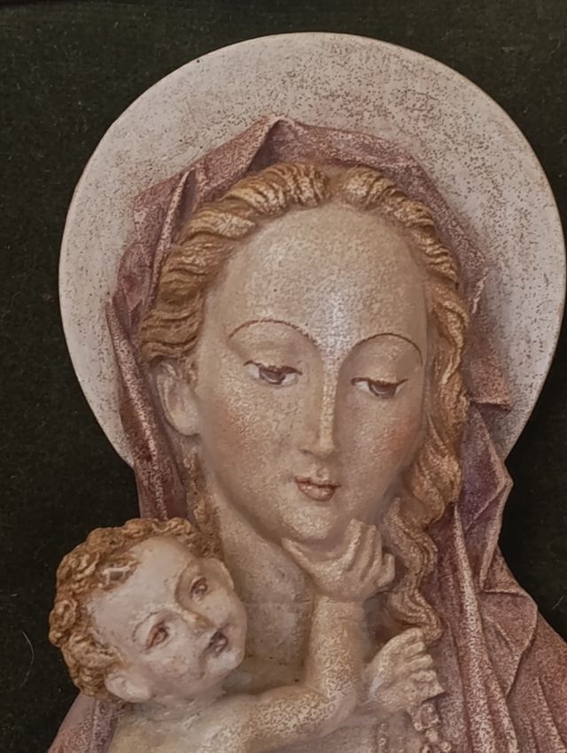 Virgen María con Niño, relieve enmarcado