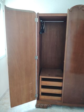 Armario antiguo de madera