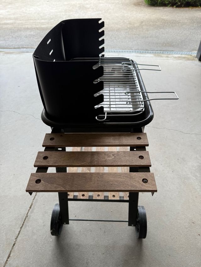 Barbacoa pequeña con ruedas