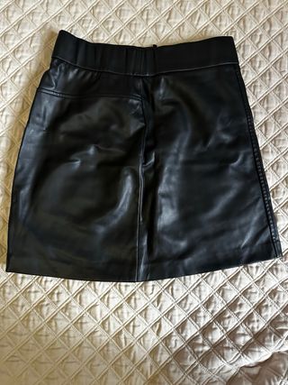 Falda negra de polipiel.