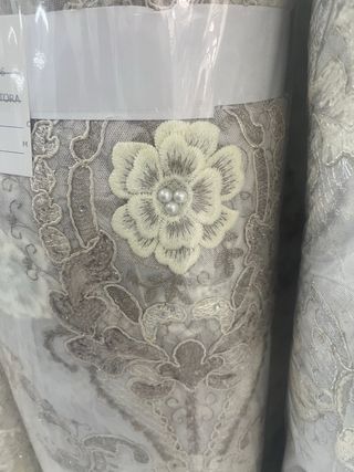 Tulle ricamato tessuto