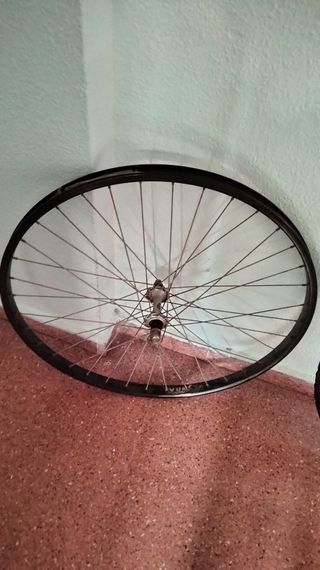 Llanta bici 26 usada.
Buen , sin golpes.