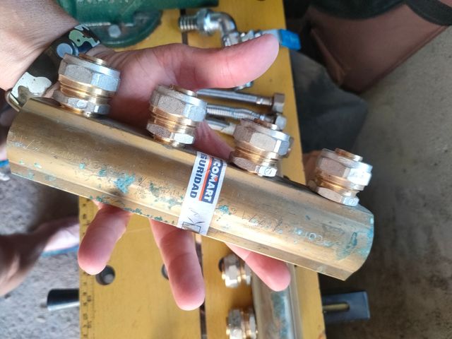 2 Conectores  Fontanería,1 grifo y 2 latiguillo