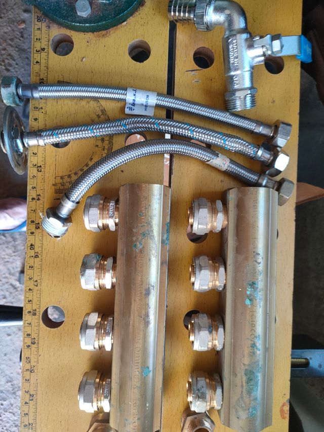 2 Conectores  Fontanería,1 grifo y 2 latiguillo