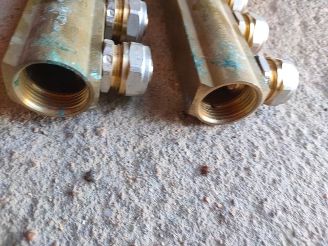 2 Conectores  Fontanería,1 grifo y 2 latiguillo