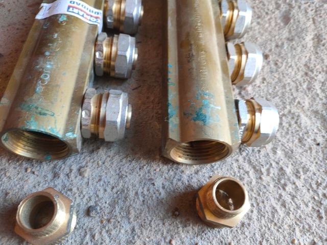 2 Conectores  Fontanería,1 grifo y 2 latiguillo