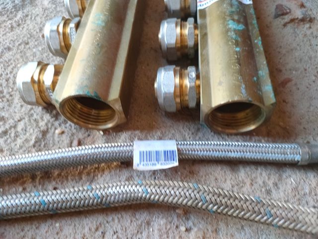 2 Conectores  Fontanería,1 grifo y 2 latiguillo