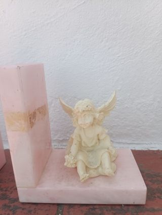 Sujeta libros ángel mármol rosa