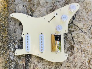 Golpeador Stratocaster con electrónica completa