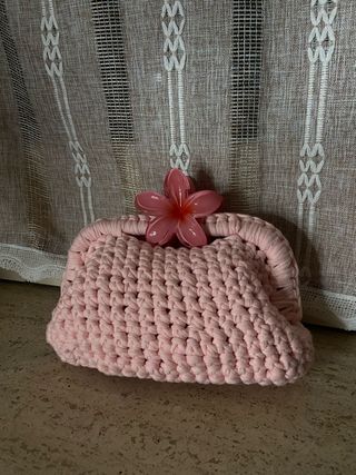 Borsa a mano rosa fatta a uncinetto