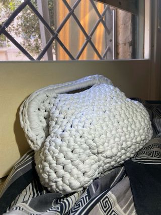Borsa a mano rosa fatta a uncinetto