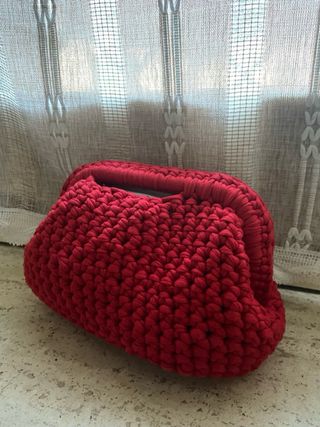 Borsa a mano rosa fatta a uncinetto