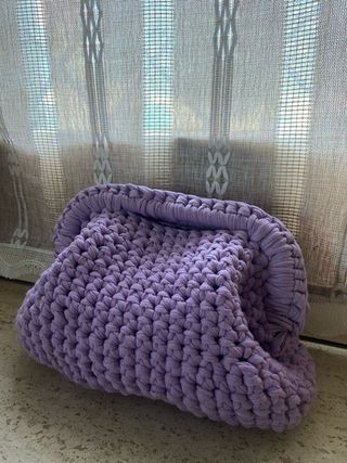 Borsa a mano rosa fatta a uncinetto