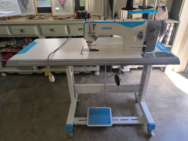 Máquina coser Jack industrial.
