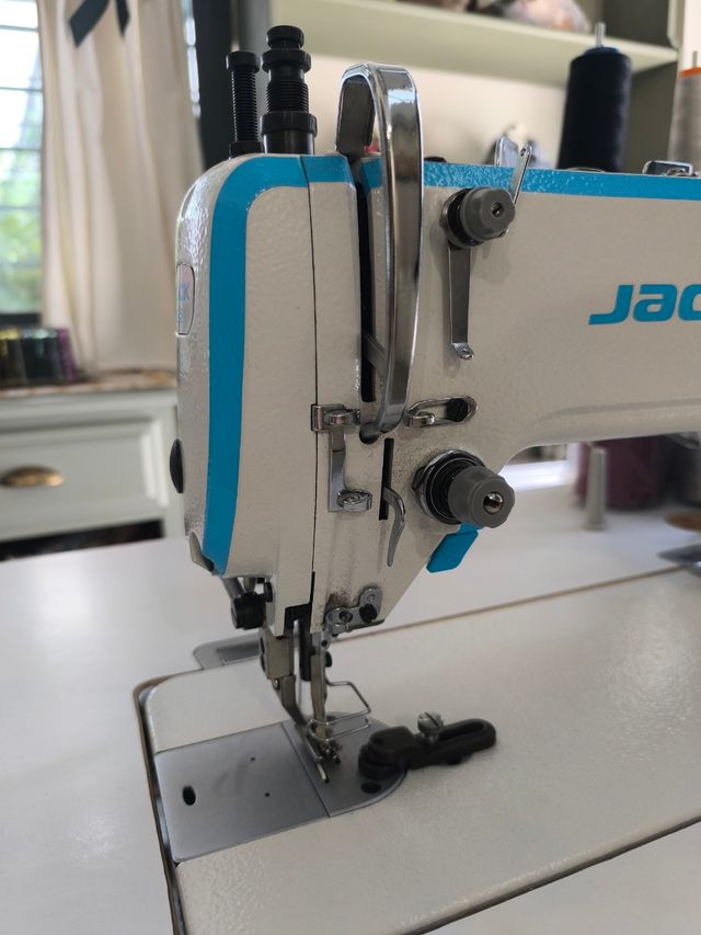 Máquina coser Jack industrial.