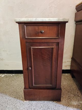 Mesita de noche antigua de madera maciza
