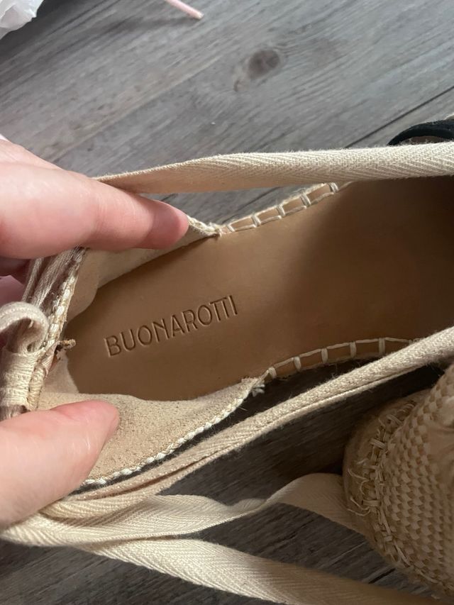 Sandalias atadas niña