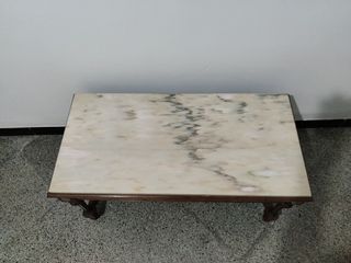 Centro de madera con sobre de mármol blanco