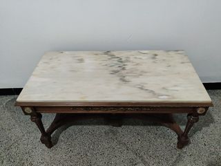 Centro de madera con sobre de mármol blanco