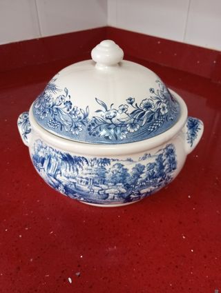 Sopera inglesa porcelana azul y blanca Churchil