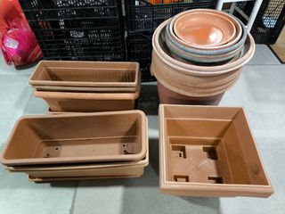 Macetas plásticas marrones