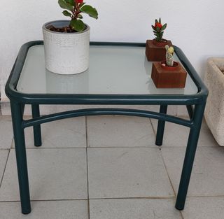 Mesa jardín metal y vidrio.