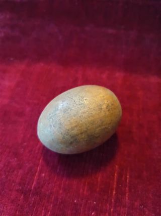 Huevo antiguo de madera