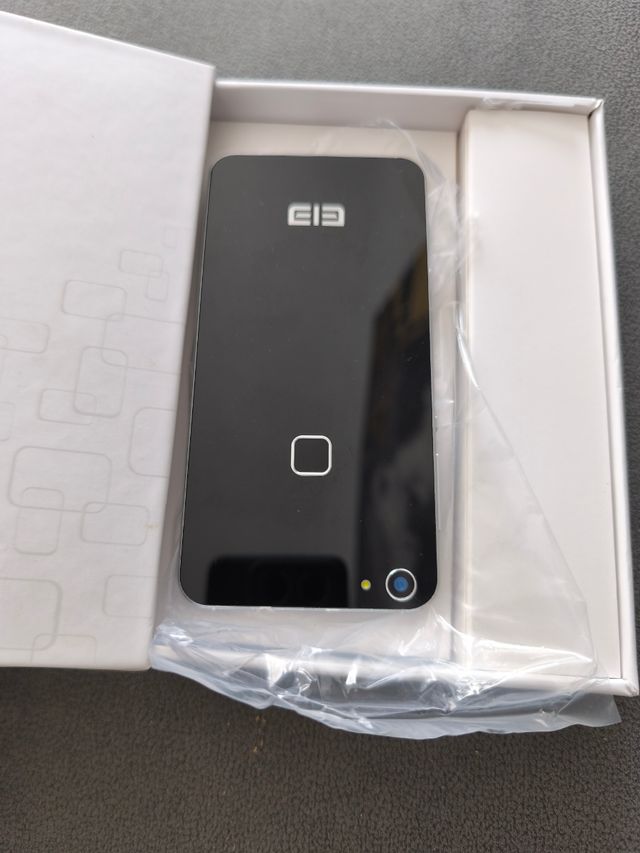 Elephone: teléfono negro