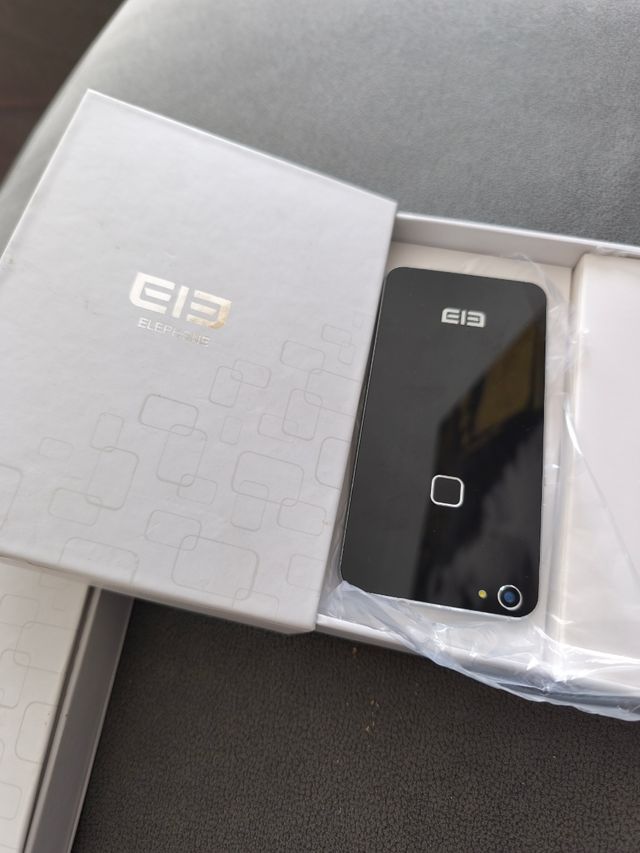 Elephone: teléfono negro