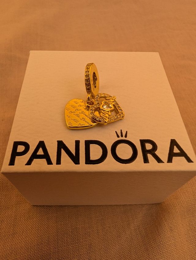 Charm Pandora dorado MOM