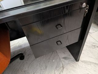 Escritorio esquinero negro + módulo aux. de regalo