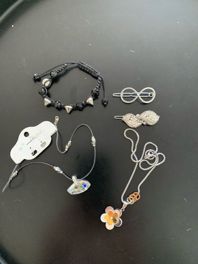 Bisutería variada: Pulsera, colgantes y broches