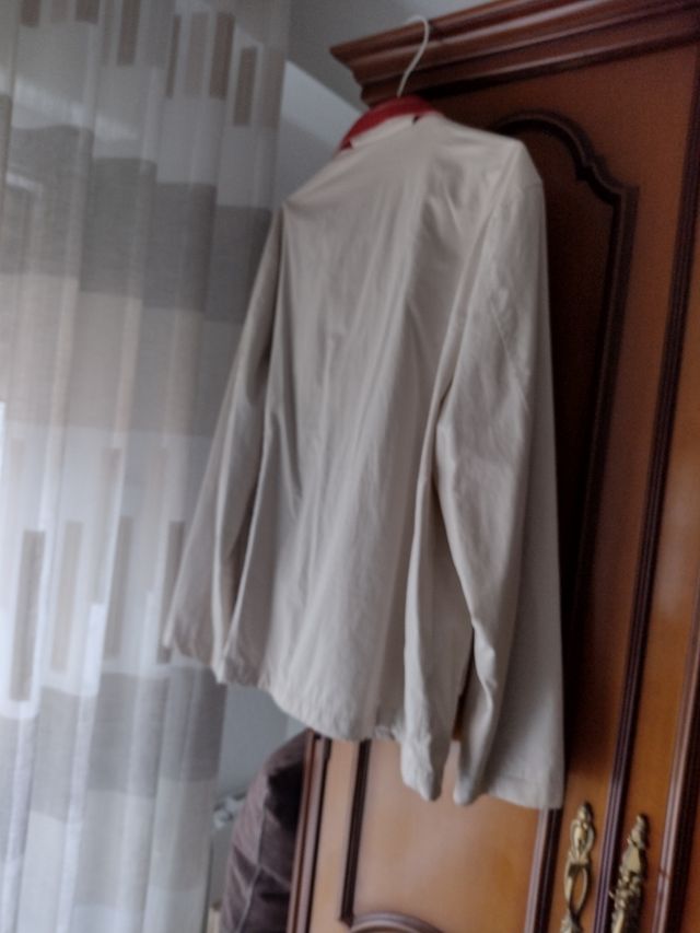 Cazadora beige y roja hombre