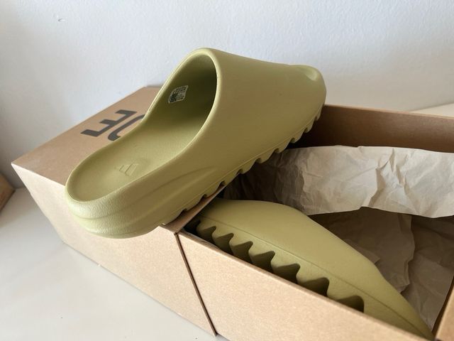Yeezy Slide - Verde Oliva - Talla 43