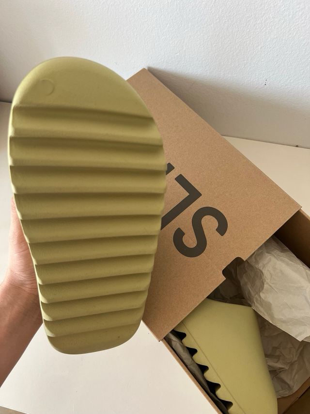Yeezy Slide - Verde Oliva - Talla 43
