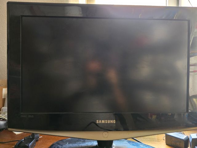 TV Samsung 26" negra
Falta mando