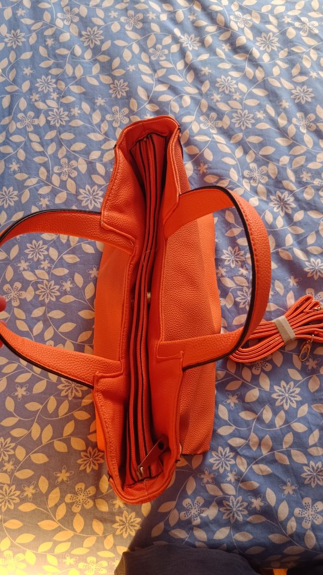 Bolso naranja.
Está como nuevo.