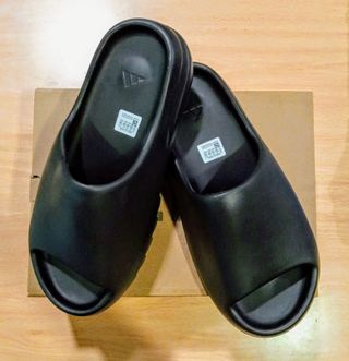 Chanclas Yeezy Slide negras